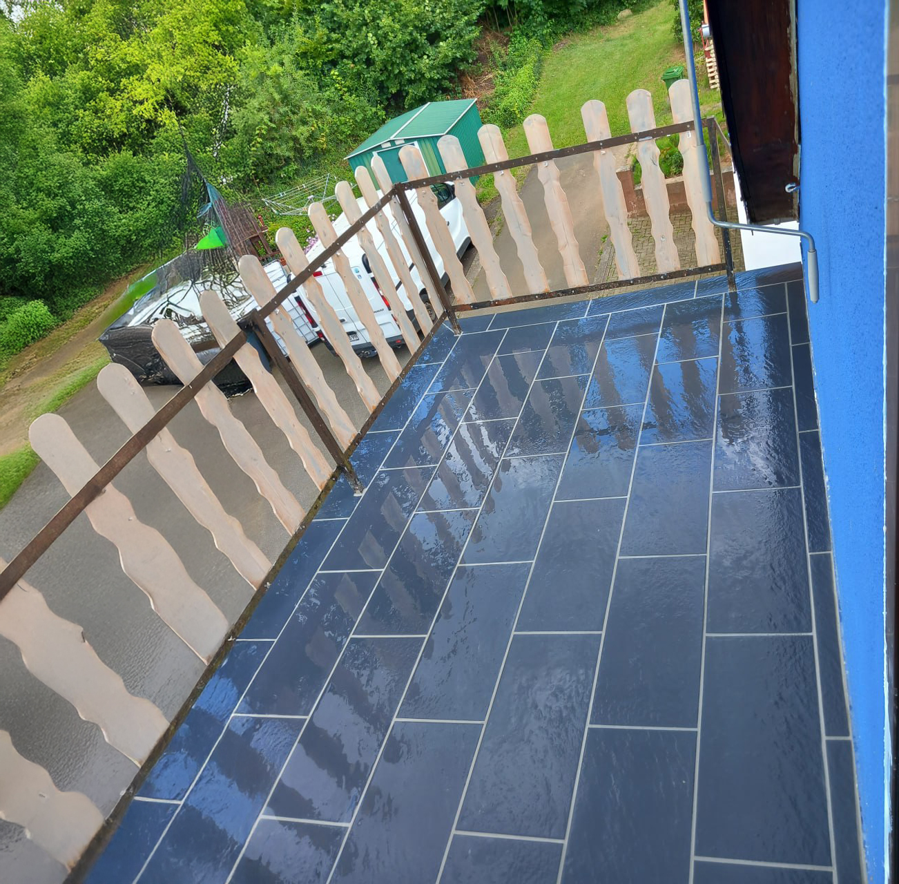 Terrasse mit Schieferplatten verlegt
